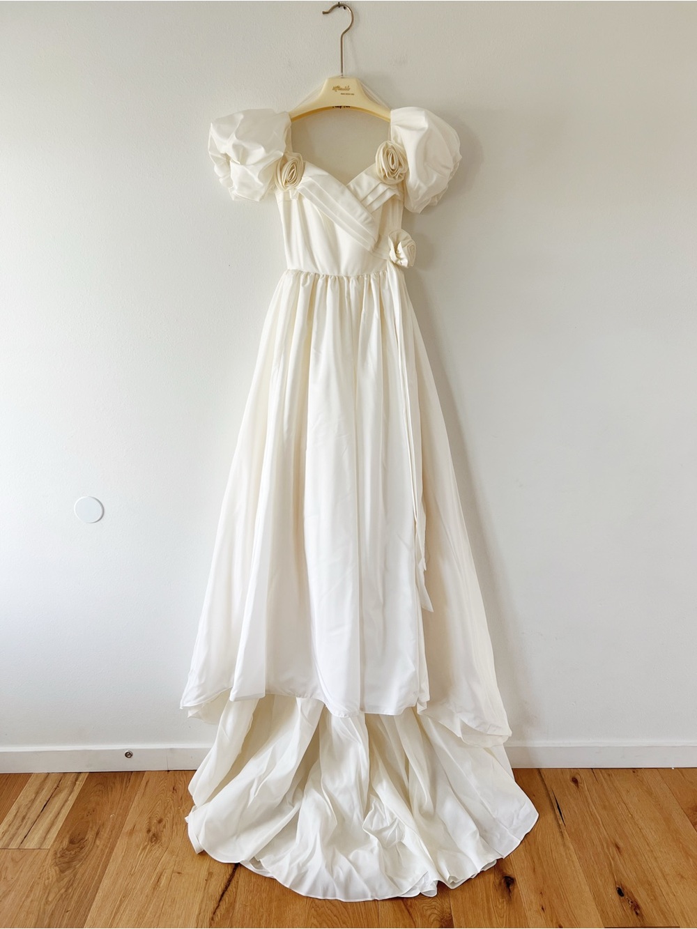 VINTAGE | 90s Ivory Taffeta Princess Puffed Sleeve Regency Bridal Ballgown | XS